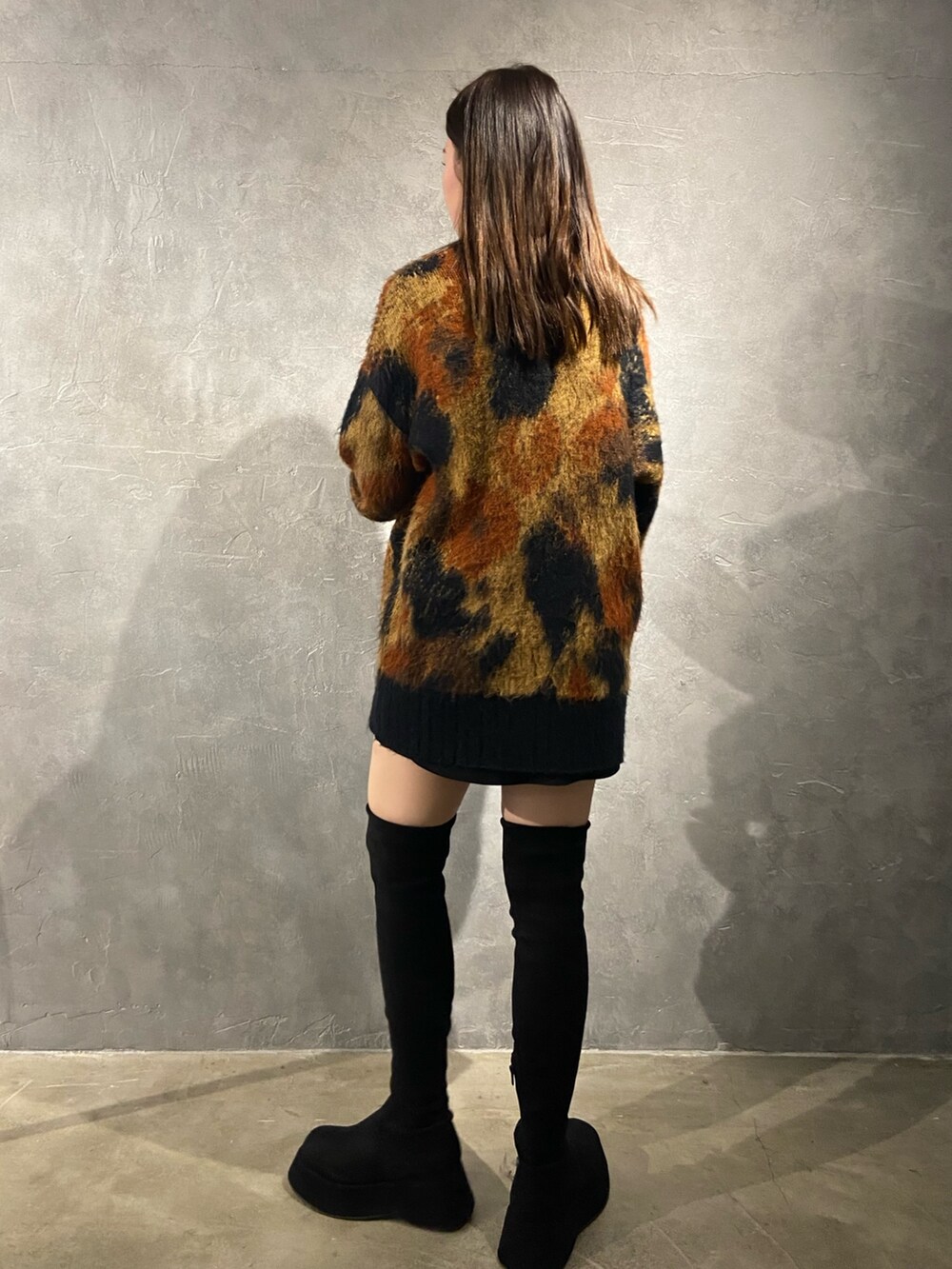 その他のニット/セーター、ブラック系のブーツ、ブラック系のハンドバッグを着用したレディースの秋コーディネートの3枚目の写真