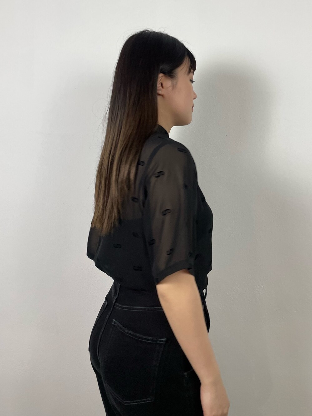 ブラック系のTシャツ/カットソー、ブラック系のキャミソール、ブラック系のデニムパンツを着用したレディースの夏コーディネートの5枚目の写真