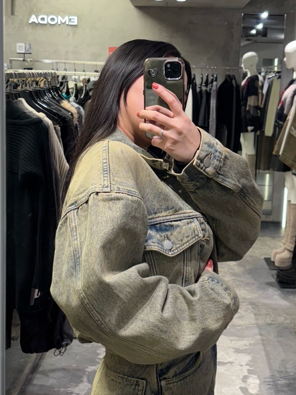 ブラック系のブーツ、ベージュ系のデニムパンツ、ベージュ系のデニムジャケットを着用したレディースの冬コーディネートの4枚目の写真