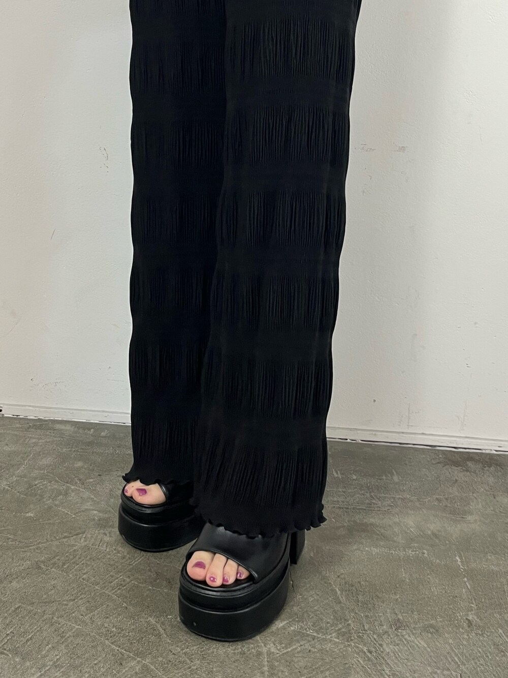 ブラック系のTシャツ/カットソー、ブラック系のその他パンツ、ブラック系のサンダルを着用したレディースの春コーディネートの7枚目の写真