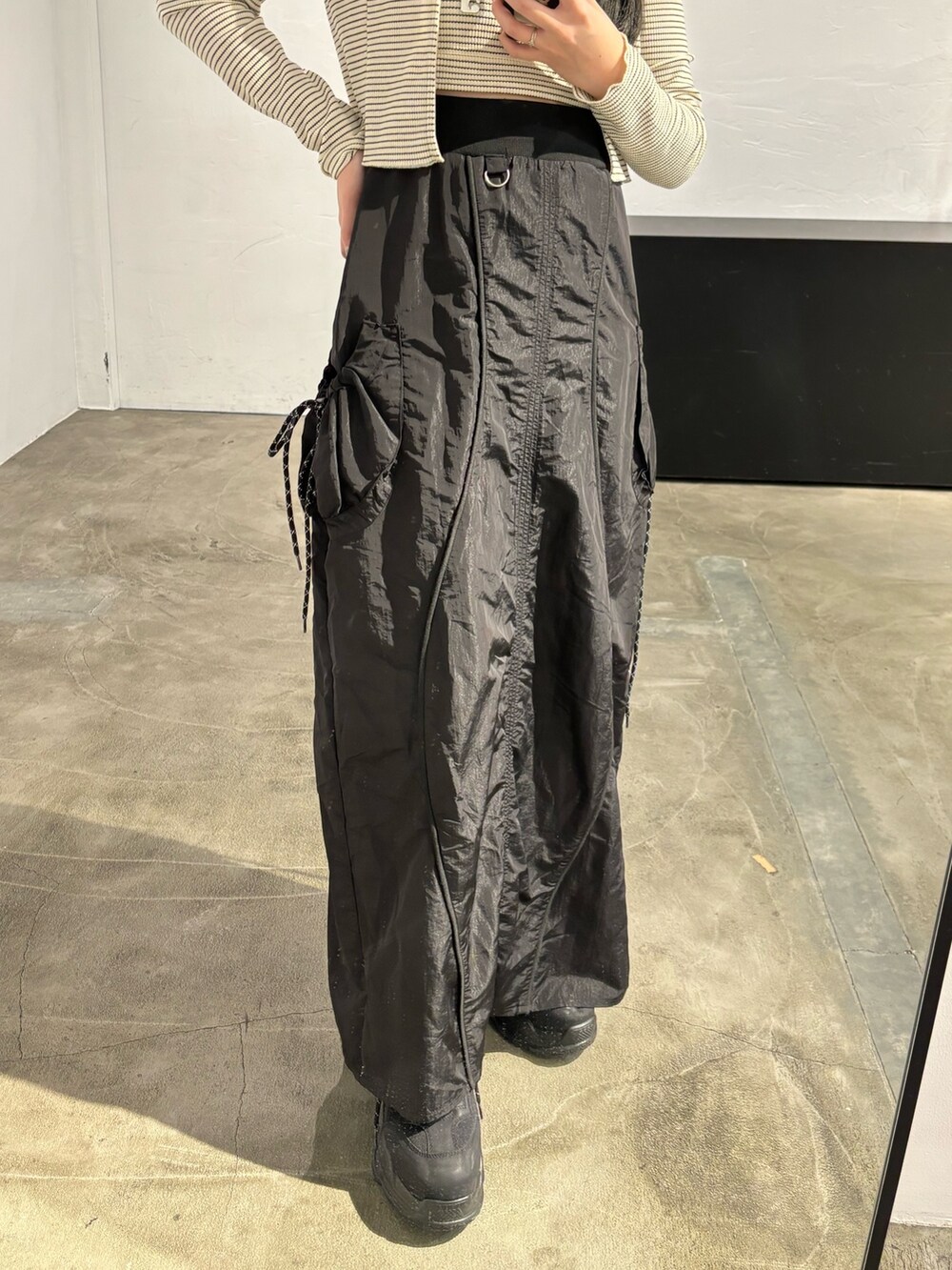 その他のTシャツ/カットソー、ブラック系のスカート、ブラック系のスニーカーを着用したレディースの冬コーディネートの5枚目の写真