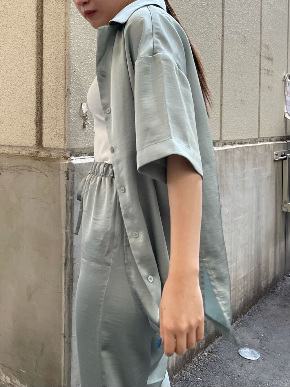 ホワイト系のタンクトップ、グリーン系のシャツ/ブラウス、グリーン系のその他パンツを着用したレディースの夏コーディネートの2枚目の写真