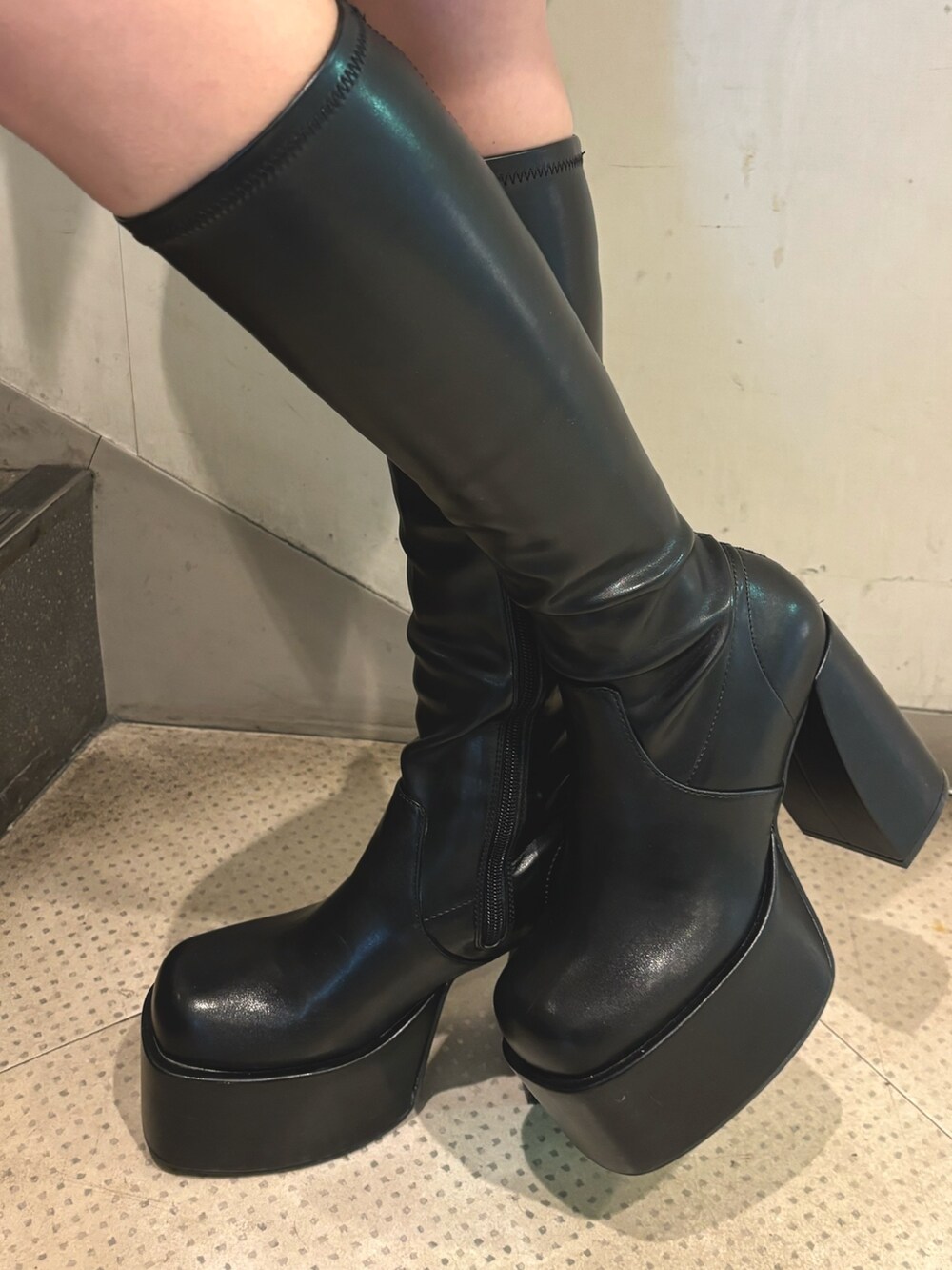 その他のブーツ、ホワイト系のピーコート、グレー系のニット/セーターを着用したレディースの秋コーディネートの9枚目の写真