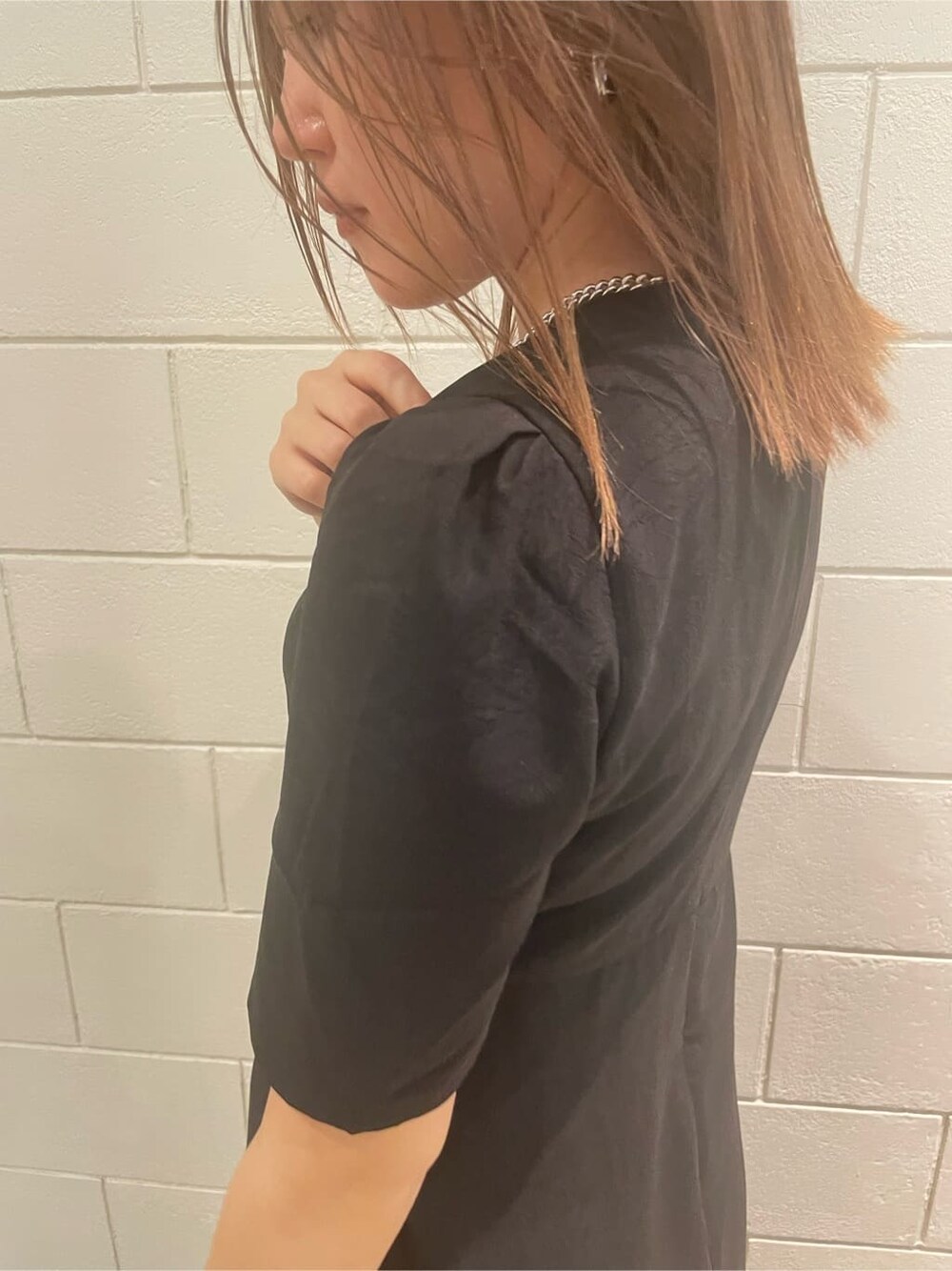 ブラック系のサンダル、ブラック系のワンピースを着用したレディースの春コーディネートの6枚目の写真