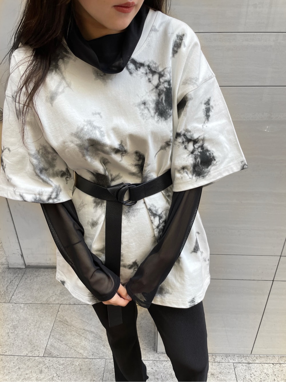 ブラック系のその他パンツ、ブラック系のTシャツ/カットソー、ホワイト系のサンダルを着用したレディースの春コーディネートの5枚目の写真