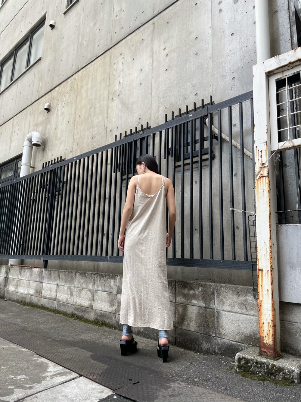 ブルー系のデニムパンツ、ホワイト系のワンピースを着用したレディースの夏コーディネートの3枚目の写真