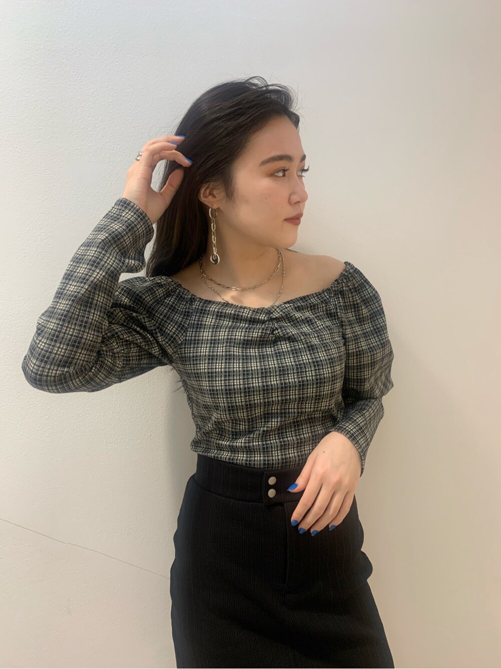 ブラック系のサンダル、ブラック系のスカート、その他のTシャツ/カットソーを着用したレディースの春コーディネートの4枚目の写真