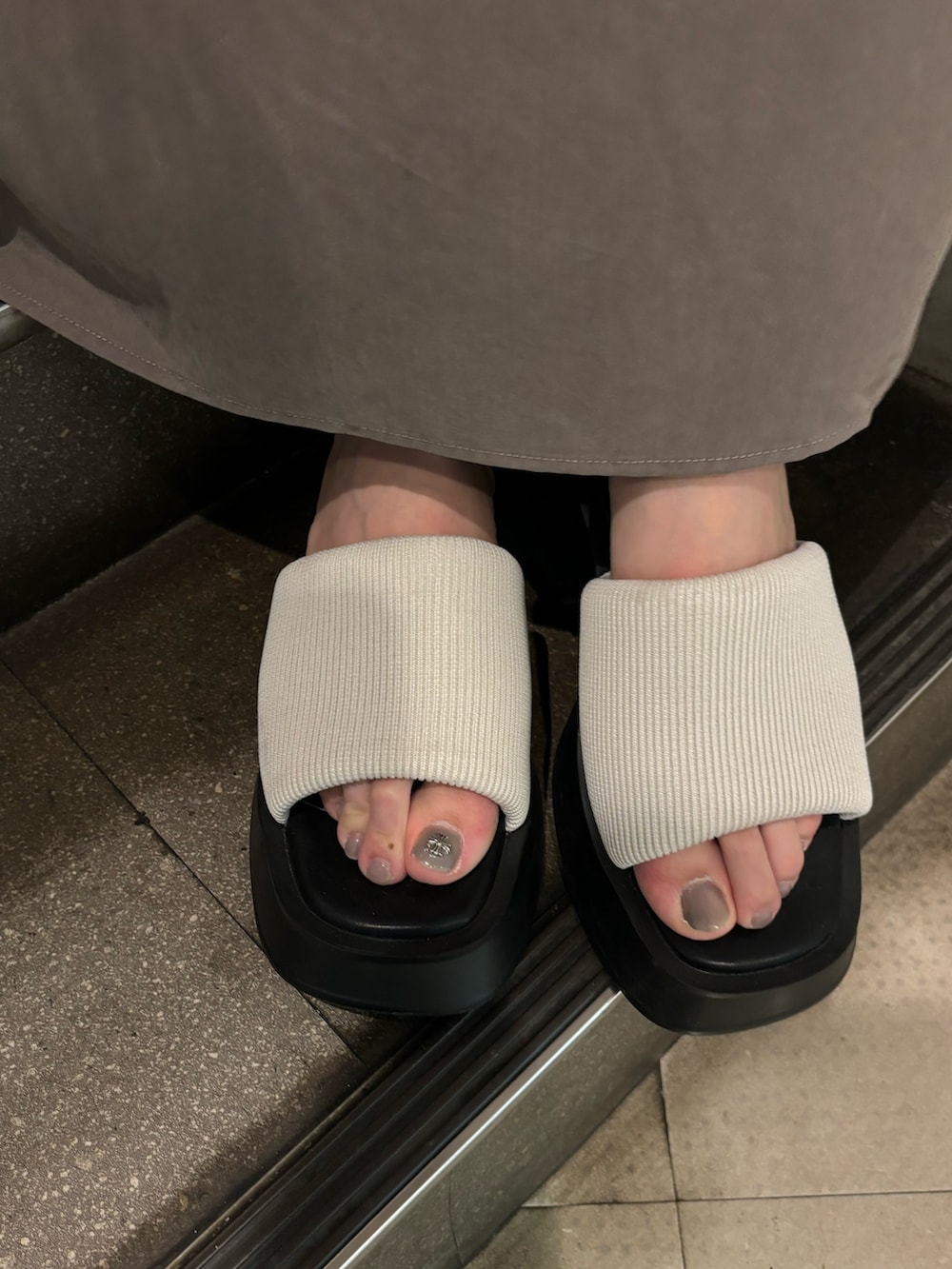 グレー系のワンピース、ホワイト系のサンダルを着用したレディースの春コーディネートの7枚目の写真