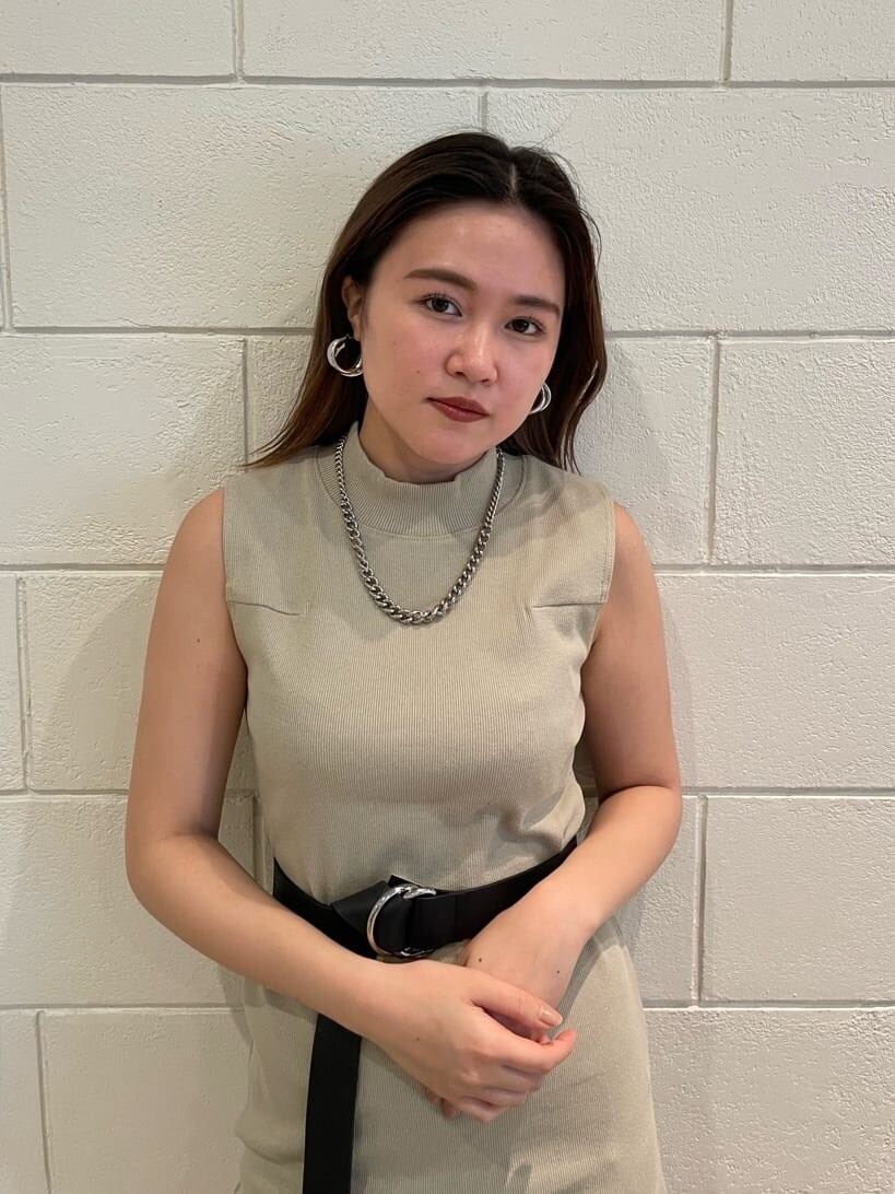 ホワイト系のサンダル、グレー系のワンピース、ブラック系のベルトを着用したレディースの春コーディネートの3枚目の写真