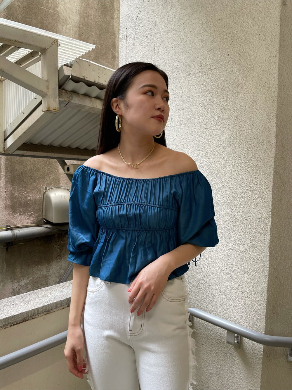 ブラック系のサンダル、ホワイト系のデニムパンツ、ブルー系のシャツ/ブラウスを着用したレディースの夏コーディネートの3枚目の写真