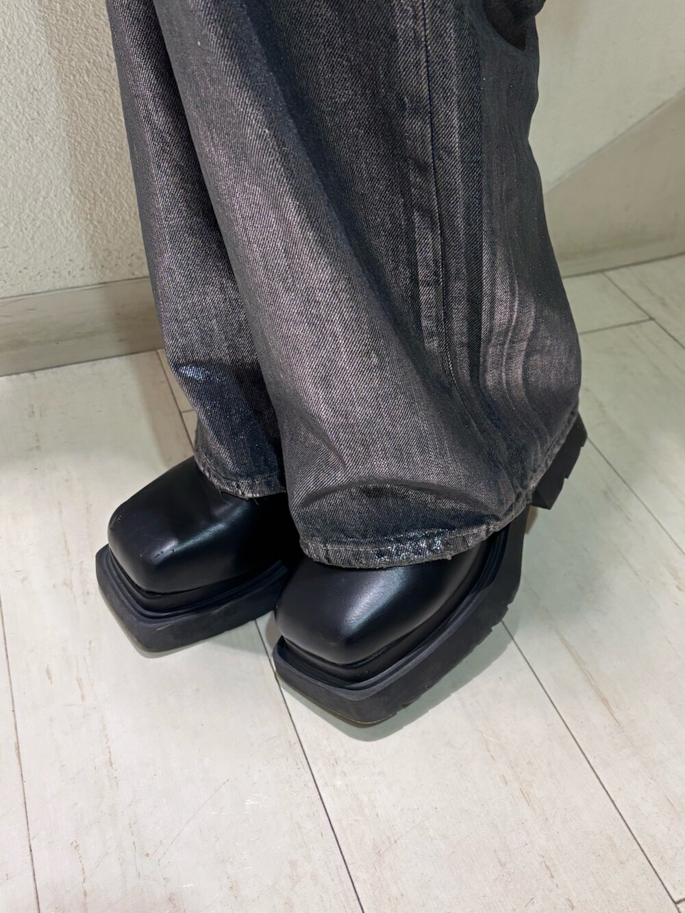 ホワイト系のニット/セーター、ブルー系のデニムパンツ、ブラック系のブーツを着用したレディースの秋コーディネートの8枚目の写真