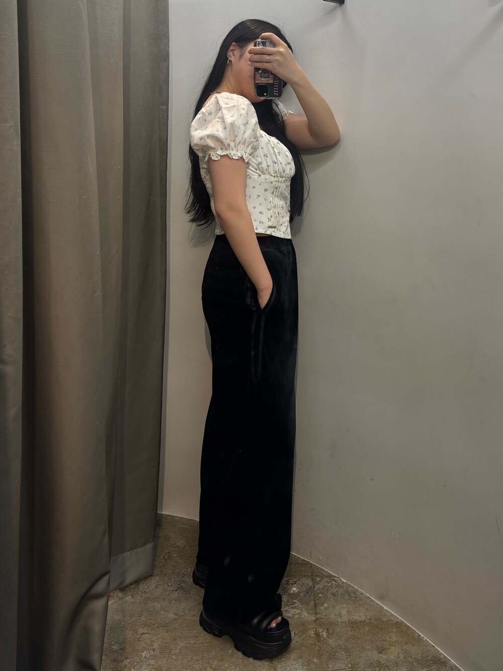 グレー系のサンダル、ブラック系のその他パンツを着用したレディースの夏コーディネートの2枚目の写真