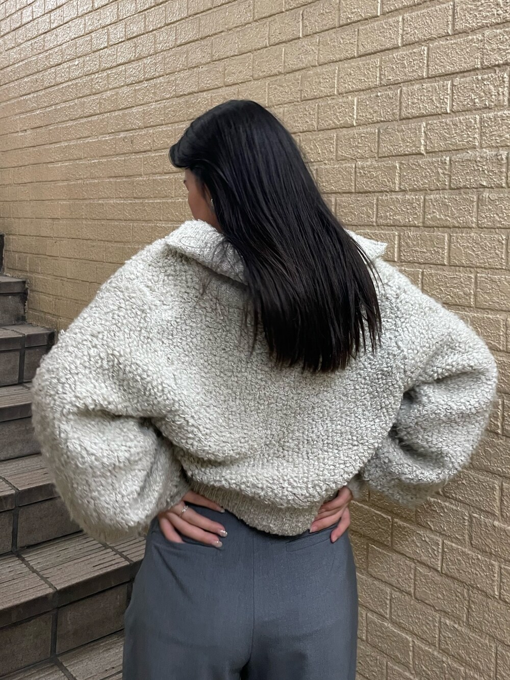 ブラック系のローファー、グレー系のその他パンツ、グレー系のニット/セーターを着用したレディースの秋コーディネートの6枚目の写真