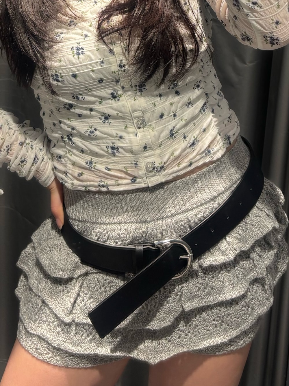 ブラック系のブーツ、グレー系のスカート、ブラック系のTシャツ/カットソーを着用したレディースの冬コーディネートの5枚目の写真