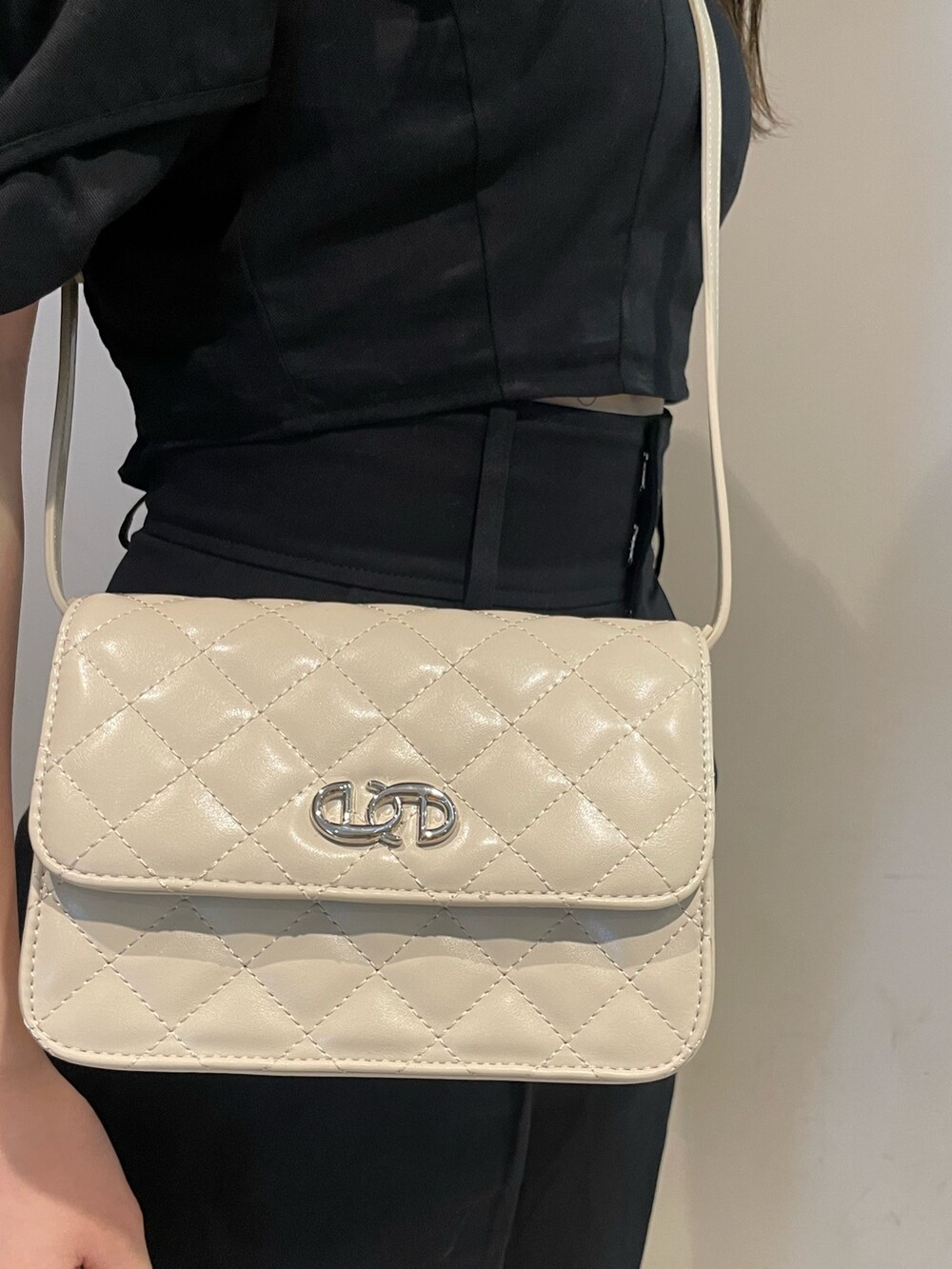 ブラック系のシャツ/ブラウス、ブラック系のその他パンツ、ホワイト系のサンダルを着用したレディースの春コーディネートの10枚目の写真