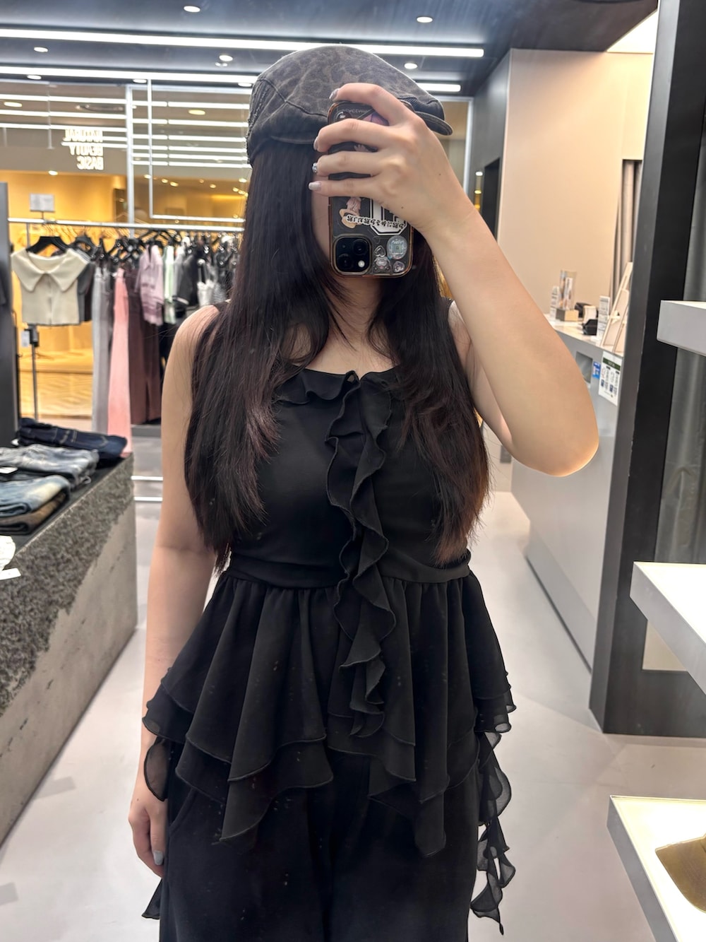 ブラック系のサンダル、グレー系のスウェットパンツ、ブラック系のその他トップスを着用したレディースの春コーディネートの3枚目の写真