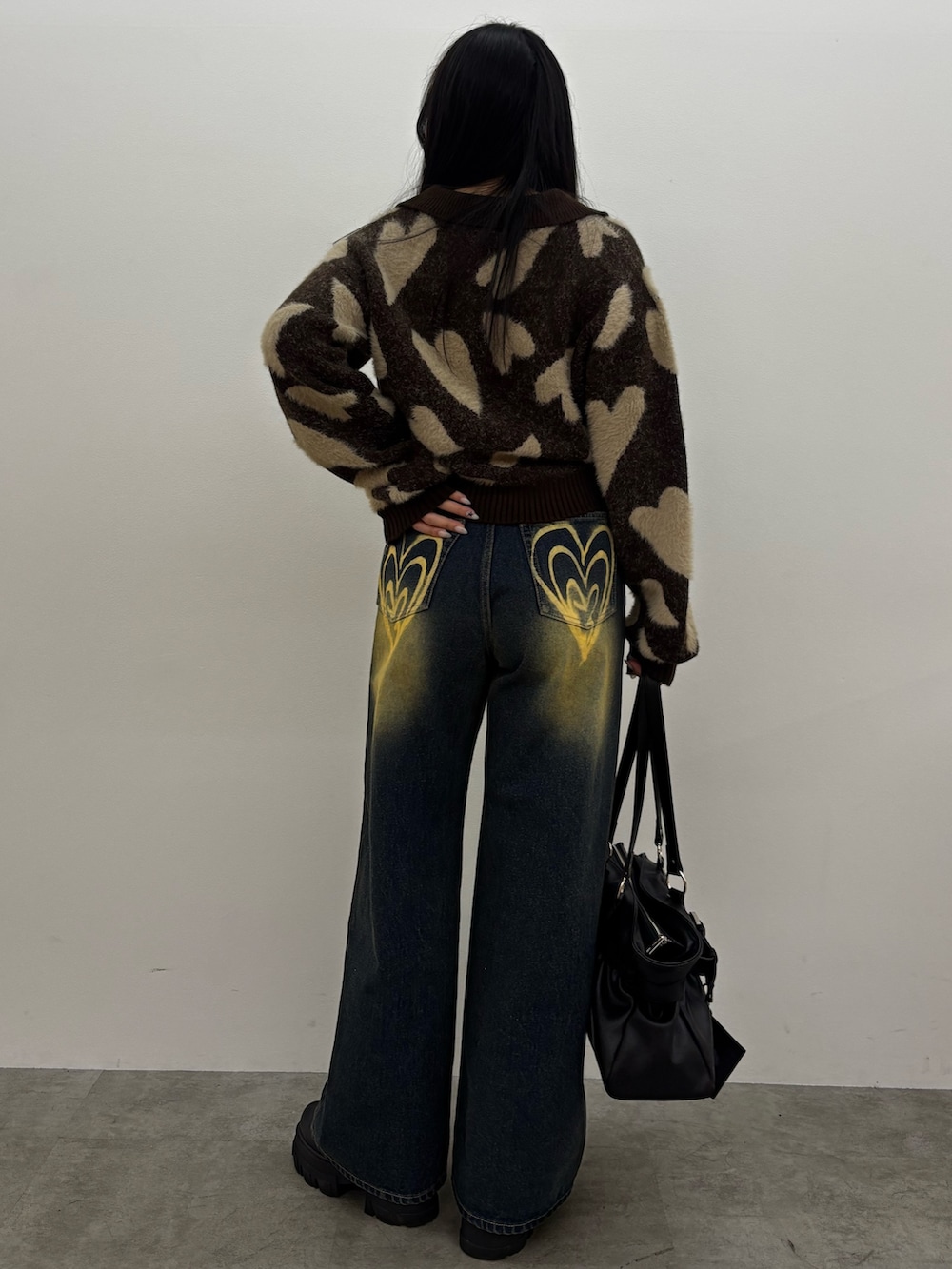 ブラウン系のブーツ、ブルー系のデニムパンツ、ブラウン系のニット/セーターを着用したレディースの冬コーディネートの4枚目の写真