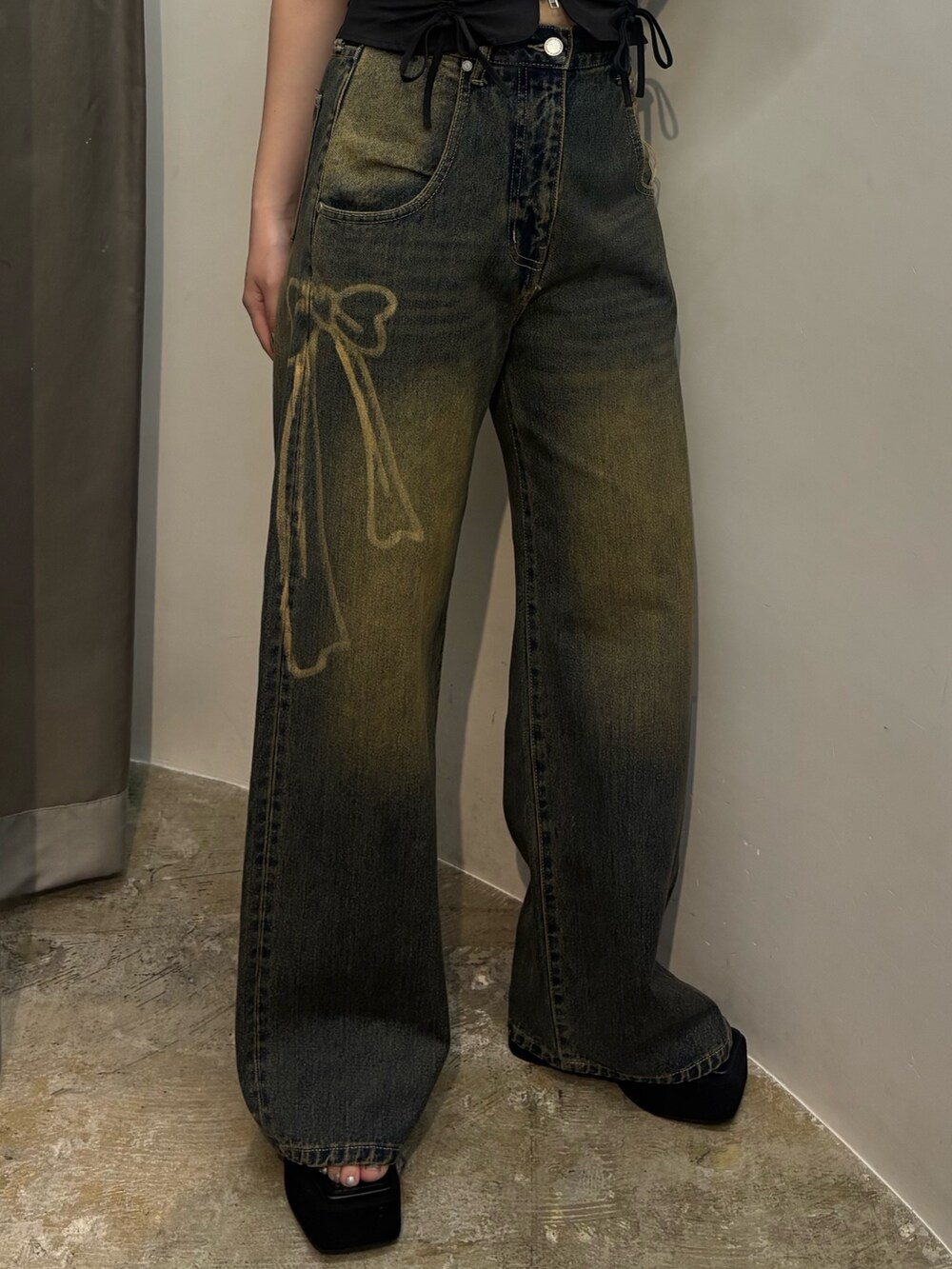 ブラック系のサンダル、ブルー系のデニムパンツ、ブラック系のTシャツ/カットソーを着用したレディースの夏コーディネートの4枚目の写真