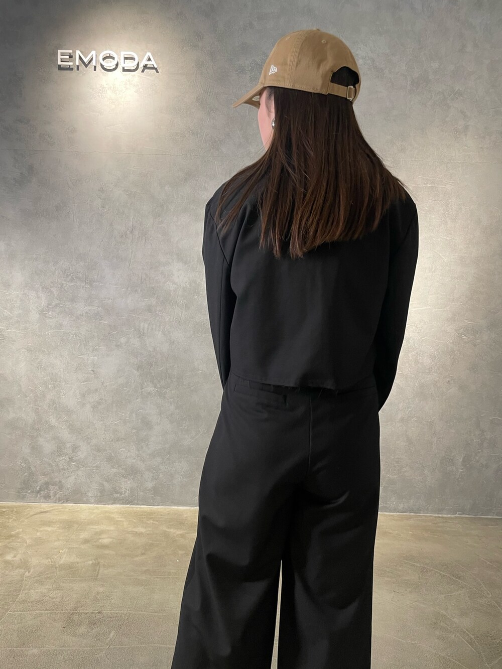 ブラック系のテーラードジャケット、ブラック系のその他パンツ、ホワイト系のTシャツ/カットソーを着用したレディースの冬コーディネートの6枚目の写真