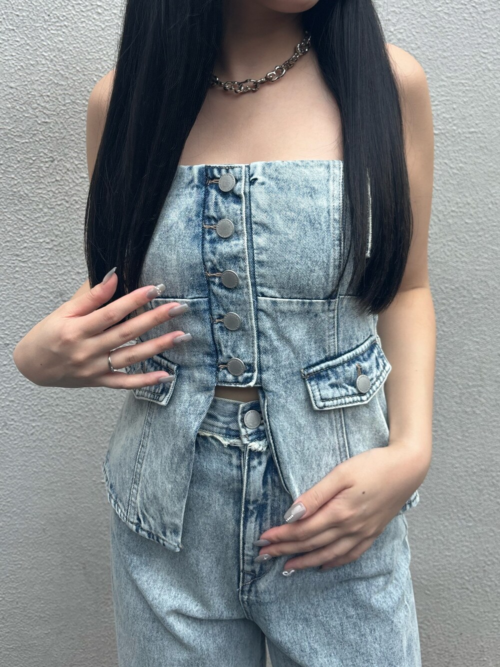 ブラック系のサンダル、ブルー系のデニムパンツ、ブルー系のキャミソールを着用したレディースの夏コーディネートの4枚目の写真