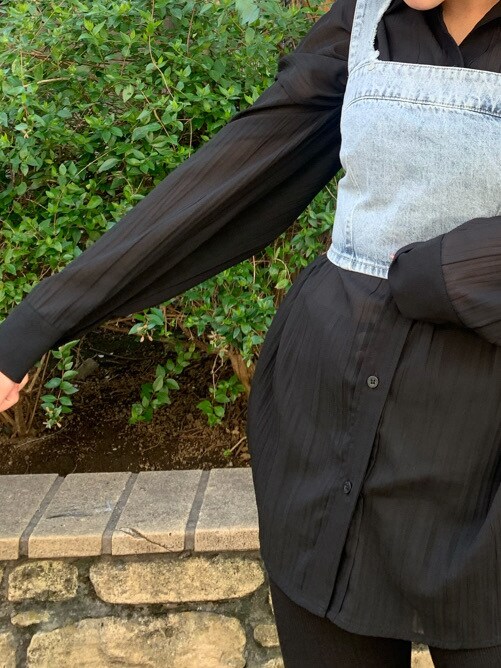 ブラック系のその他パンツ、ブラック系のサンダル、ブラック系のシャツ/ブラウスを着用したレディースの春コーディネートの4枚目の写真