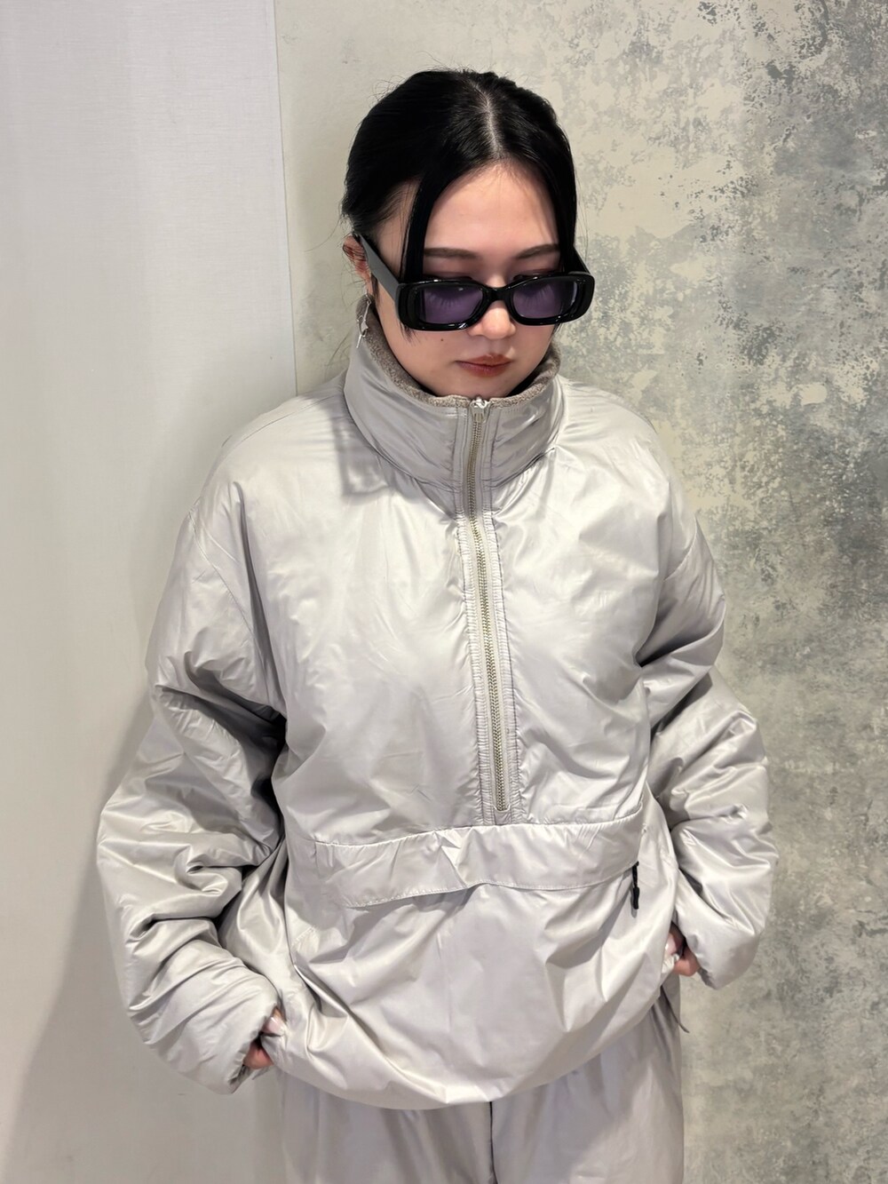 ブラック系のブーツ、ホワイト系のブルゾン、ホワイト系のその他パンツを着用したレディースの冬コーディネートの3枚目の写真