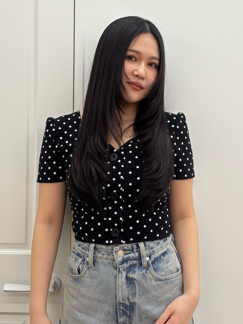 ブラック系のサンダル、ブルー系のデニムパンツ、その他のTシャツ/カットソーを着用したレディースの春コーディネートの4枚目の写真