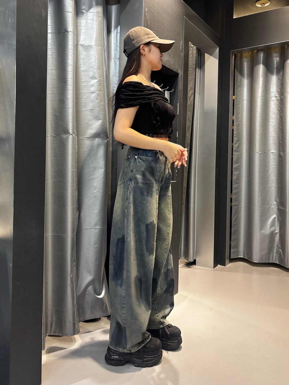 ブラック系のスニーカー、ブルー系のデニムパンツ、ブラック系のTシャツ/カットソーを着用したレディースの夏コーディネートの2枚目の写真