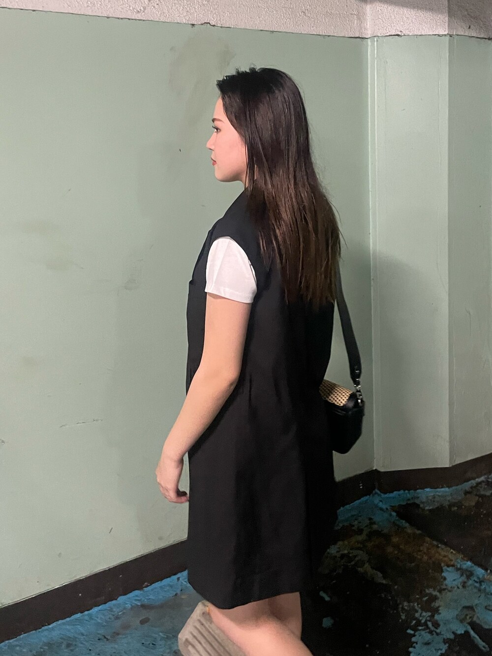 ベージュ系のショルダーバッグ、ブラック系のサンダル、ブラック系のワンピースを着用したレディースの夏コーディネートの5枚目の写真