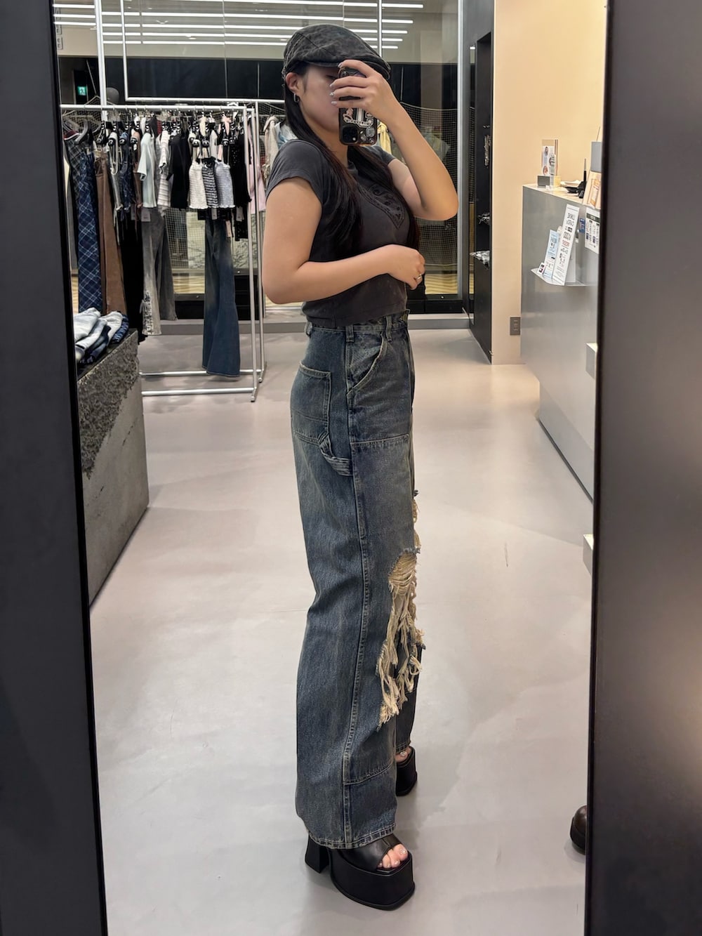 ブラック系のサンダル、ブルー系のデニムパンツ、ブラック系のTシャツ/カットソーを着用したレディースの春コーディネートの2枚目の写真