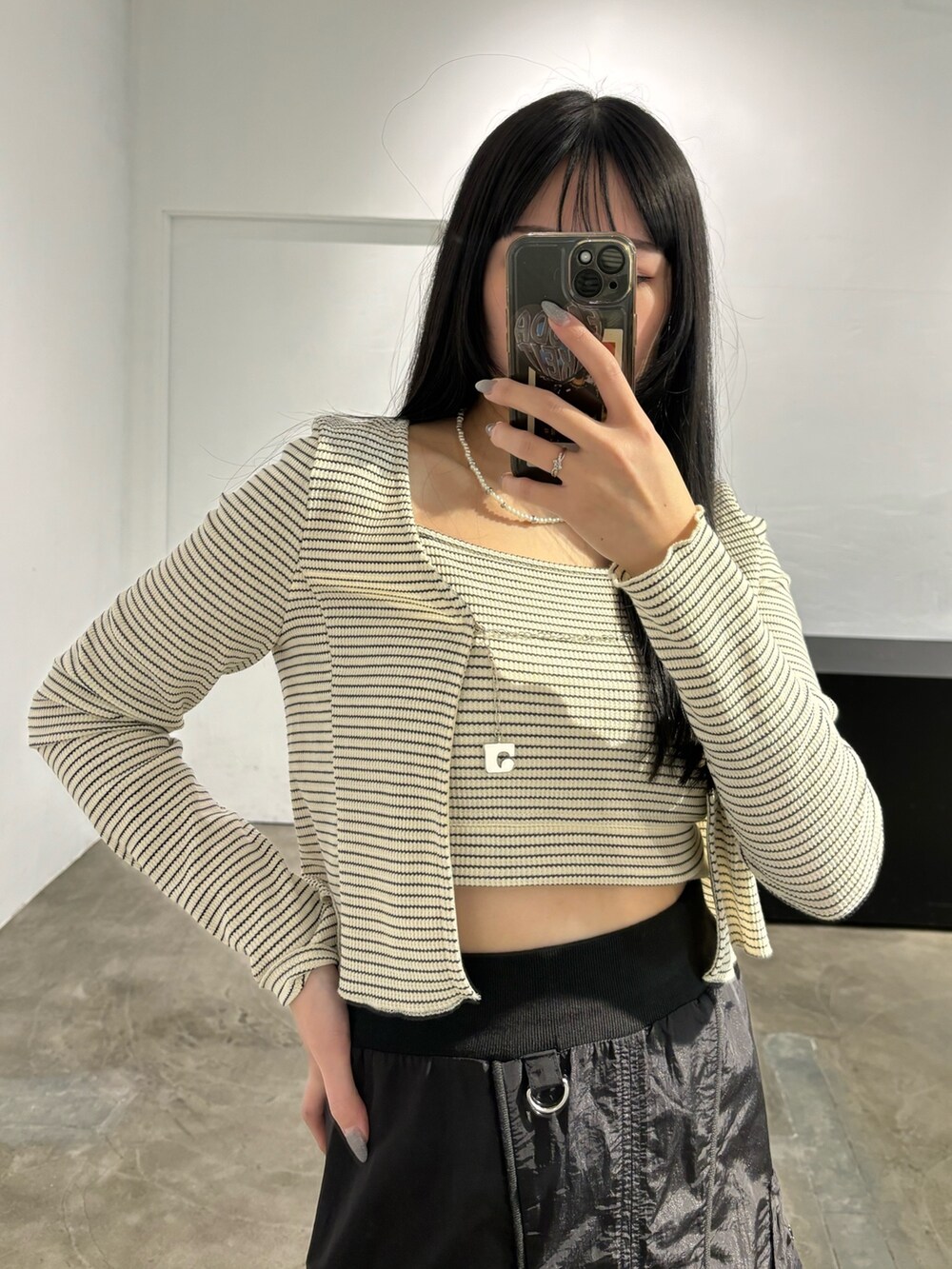 その他のTシャツ/カットソー、ブラック系のスカート、ブラック系のスニーカーを着用したレディースの冬コーディネートの3枚目の写真