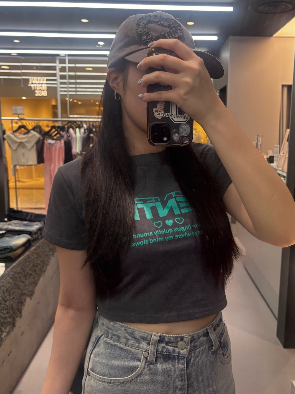 ブラック系のサンダル、ブルー系のデニムパンツ、グレー系のTシャツ/カットソーを着用したレディースの春コーディネートの3枚目の写真