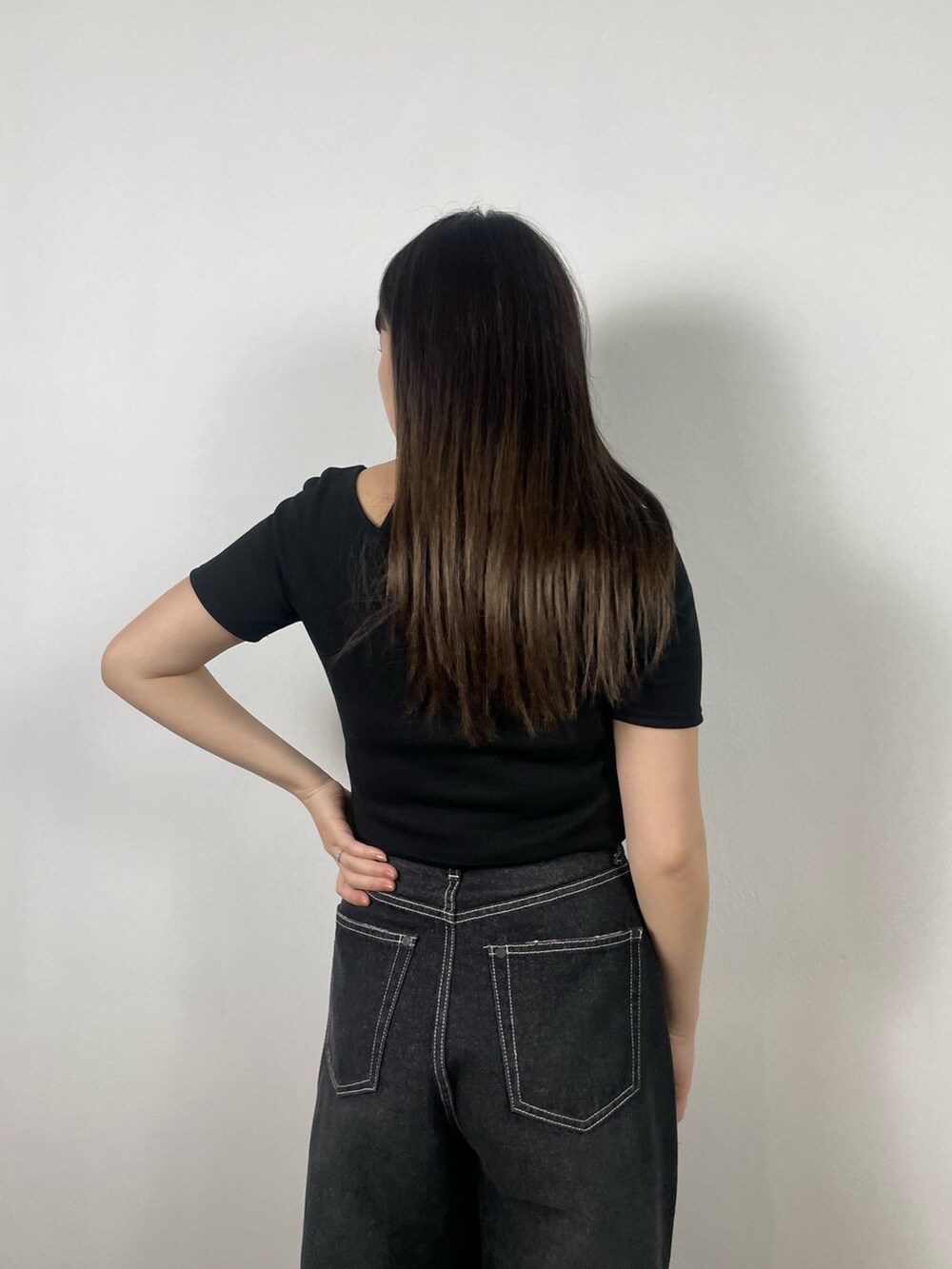 ブラック系のデニムパンツ、ブラック系のTシャツ/カットソーを着用したレディースの夏コーディネートの5枚目の写真