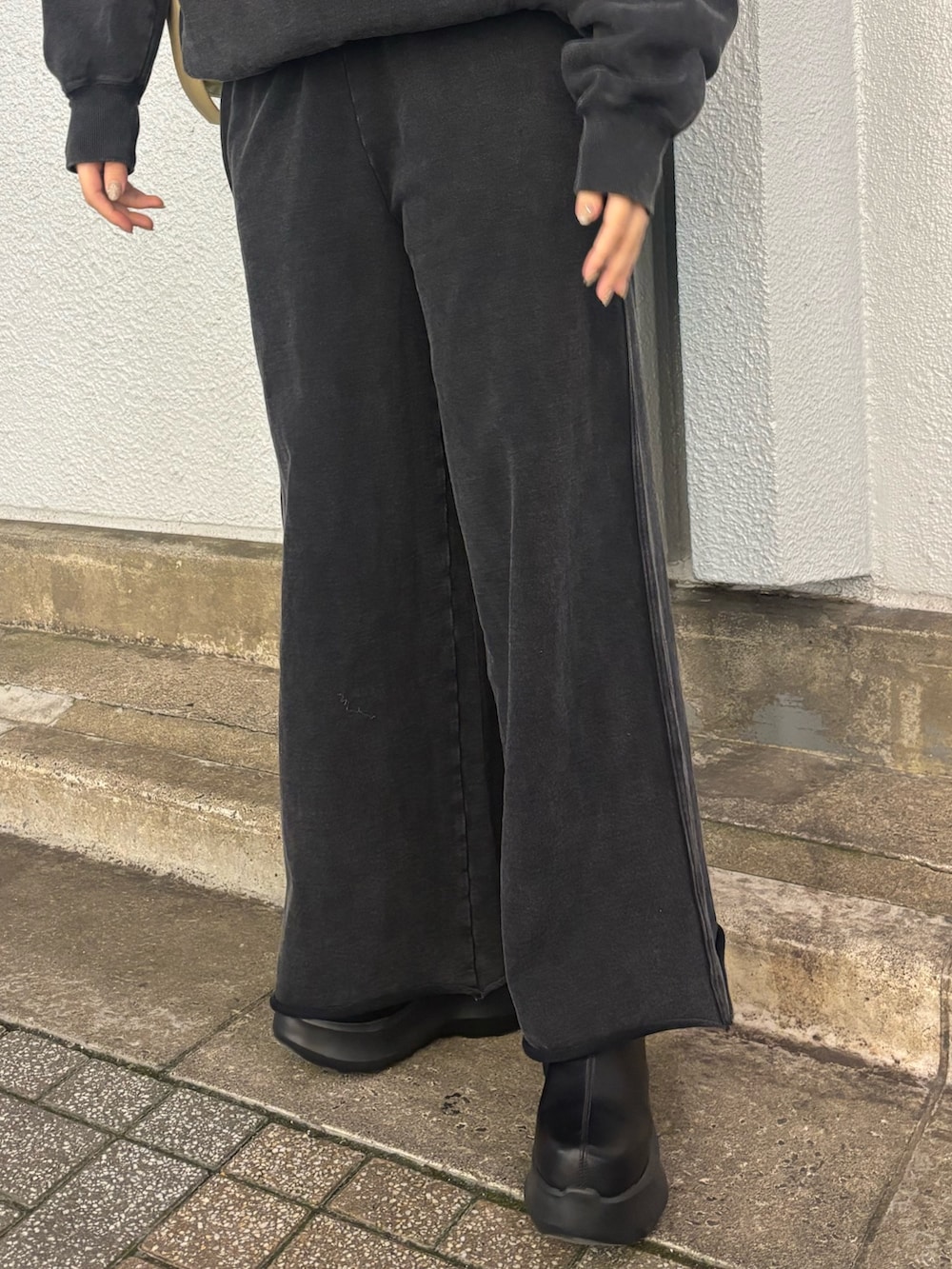 ベージュ系のハンドバッグ、ブラック系のスウェット、ブラック系のスウェットパンツを着用したレディースの秋コーディネートの7枚目の写真