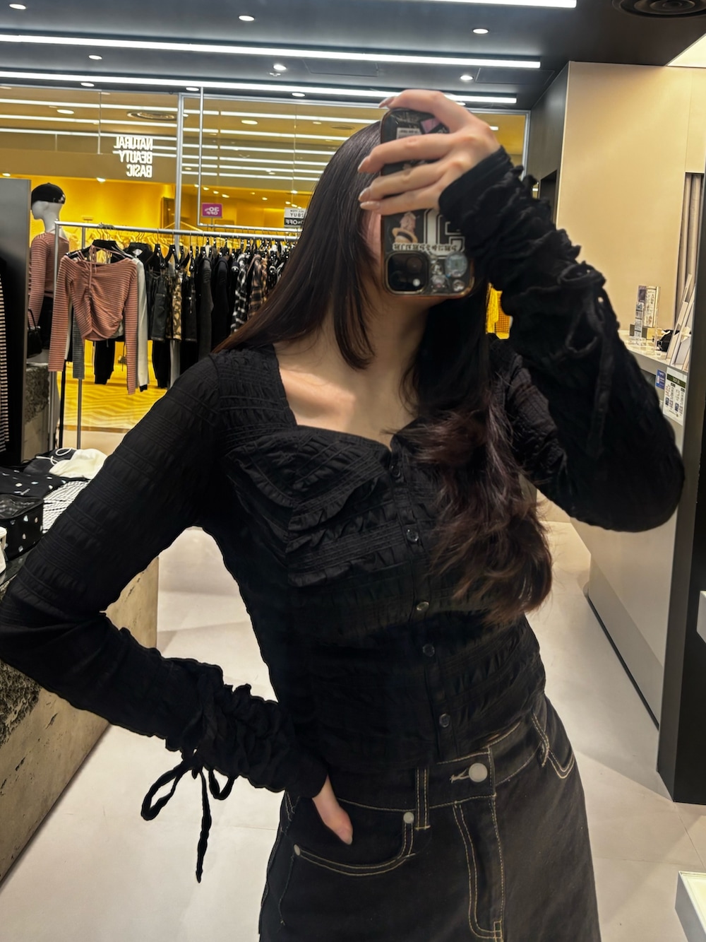 ブラック系のブーツ、ブルー系のスカート、ブラック系のTシャツ/カットソーを着用したレディースの冬コーディネートの3枚目の写真