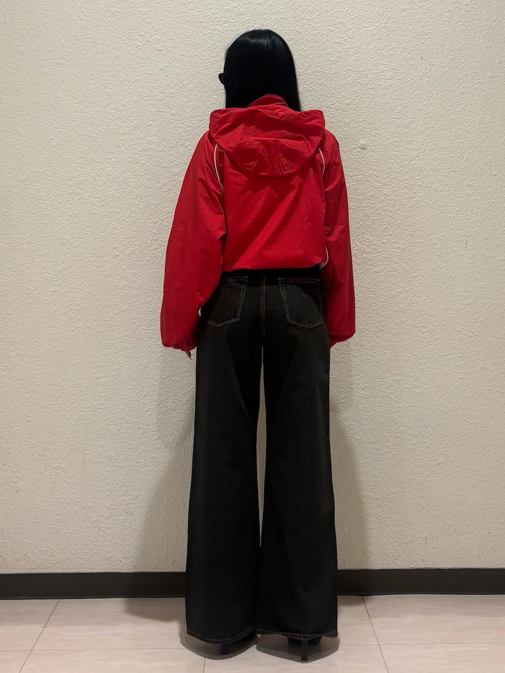 ブルー系のデニムパンツ、ホワイト系のパンプス、ブルー系のブルゾンを着用したレディースの春コーディネートの3枚目の写真