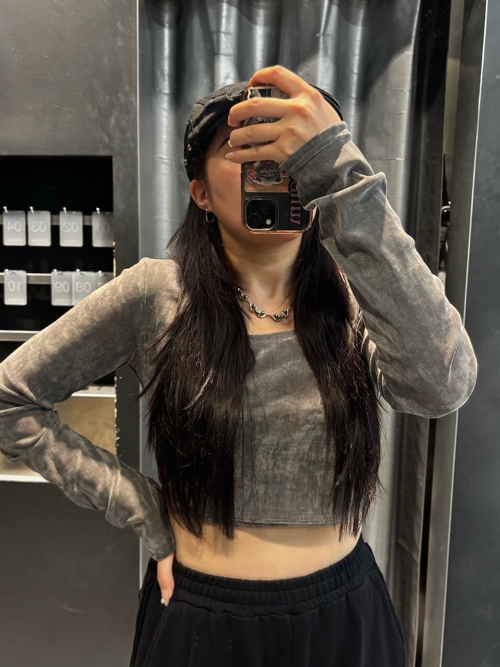 ブラック系のブーツ、ブラック系のスウェットパンツ、グレー系のTシャツ/カットソーを着用したレディースの秋コーディネートの4枚目の写真