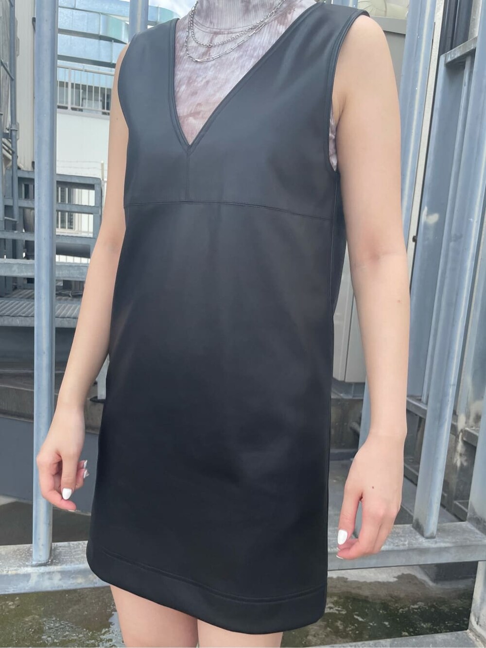 ブラック系のワンピース、ブラック系のサンダル、その他のTシャツ/カットソーを着用したレディースの夏コーディネートの4枚目の写真