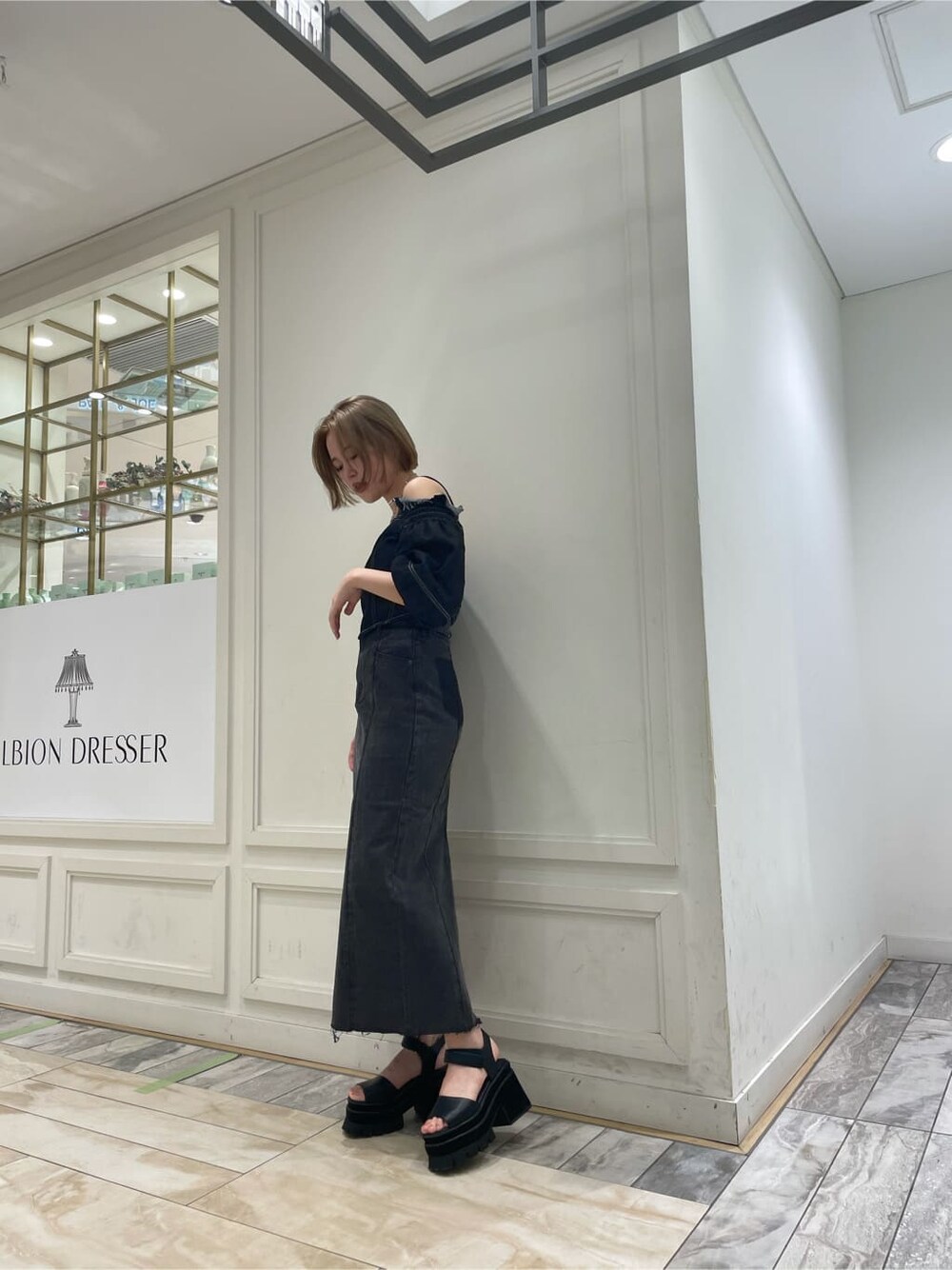 ブラック系のデニムスカート、ブラック系のシャツ/ブラウスを着用したレディースの夏コーディネートの3枚目の写真