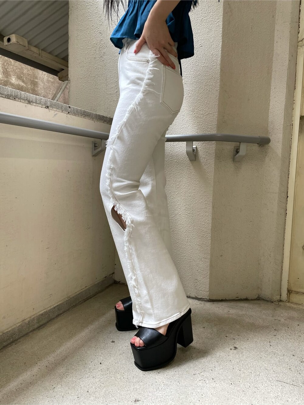 ブラック系のサンダル、ホワイト系のデニムパンツ、ブルー系のシャツ/ブラウスを着用したレディースの夏コーディネートの6枚目の写真