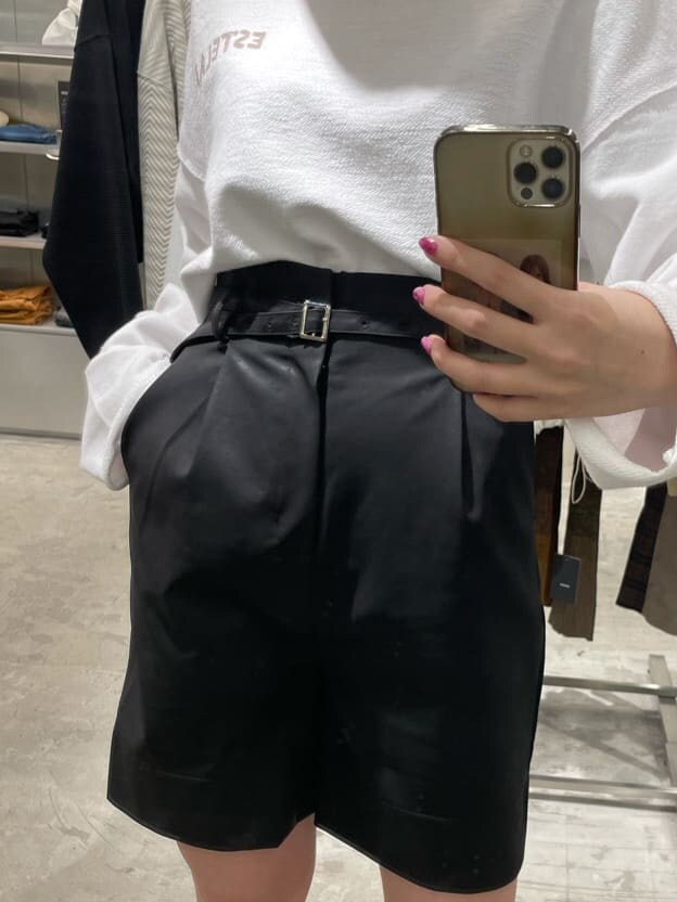 ブラック系のその他パンツ、ホワイト系のTシャツ/カットソーを着用したレディースの秋コーディネートの5枚目の写真