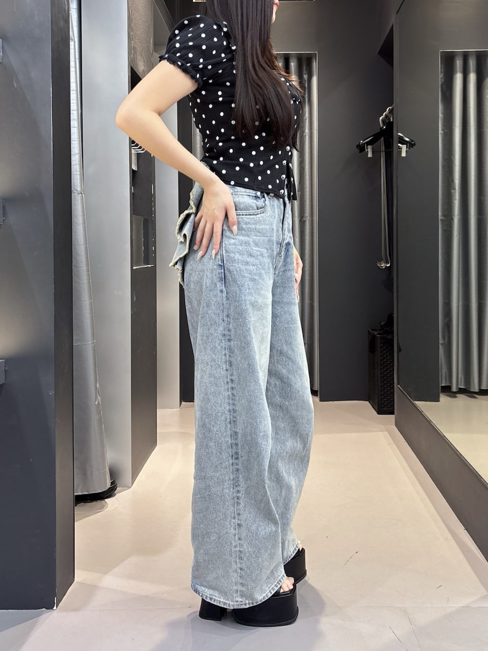 ブラック系のサンダル、ブルー系のデニムパンツ、その他のTシャツ/カットソーを着用したレディースの夏コーディネートの2枚目の写真