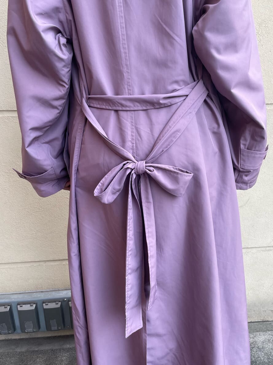 パープル系のトレンチコート、ホワイト系のキャミソール、ホワイト系のサンダルを着用したレディースの春コーディネートの4枚目の写真