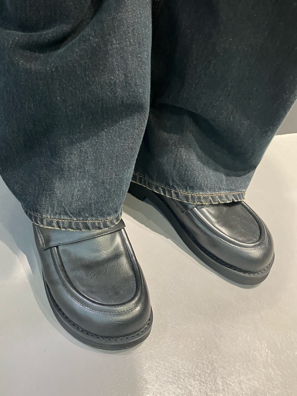 ブラック系のカーディガン/ボレロ、ブラック系のローファー、グレー系のその他を着用したレディースの秋コーディネートの5枚目の写真