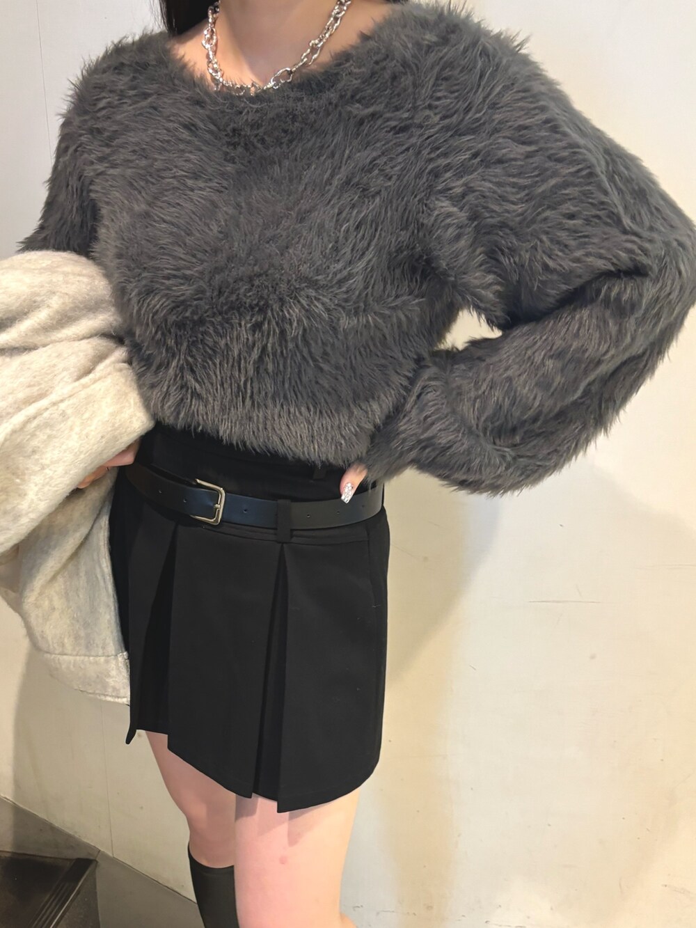 その他のブーツ、ホワイト系のピーコート、グレー系のニット/セーターを着用したレディースの秋コーディネートの8枚目の写真