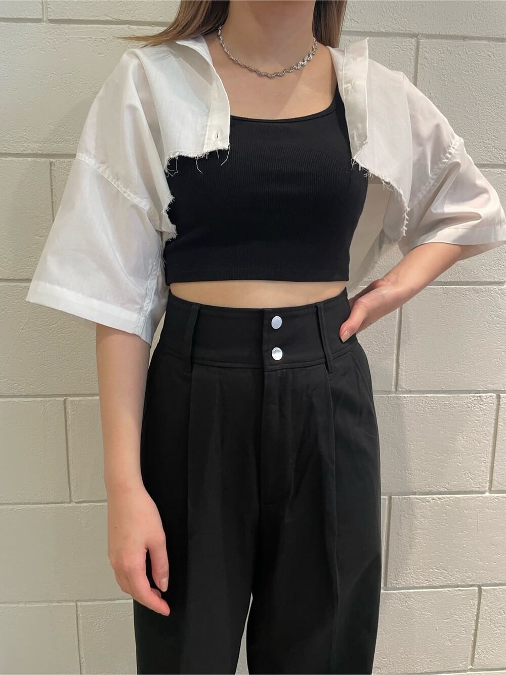 ホワイト系のサンダル、ブラック系のその他パンツ、ホワイト系のシャツ/ブラウスを着用したレディースの春コーディネートの6枚目の写真