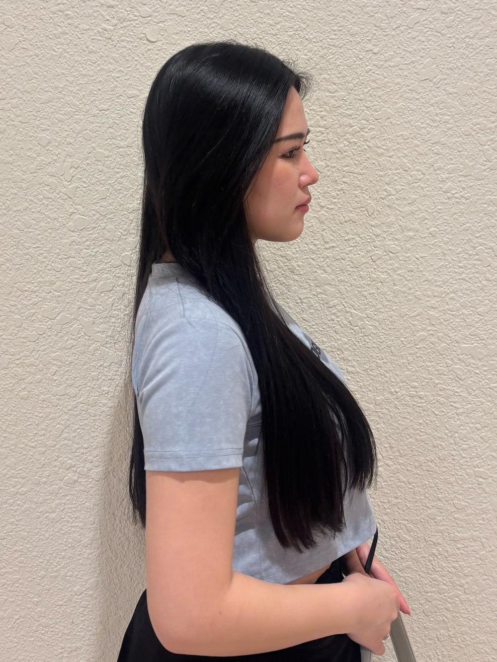 ホワイト系のパンプス、ブラック系のその他パンツ、ブラック系のその他パンツを着用したレディースの春コーディネートの4枚目の写真