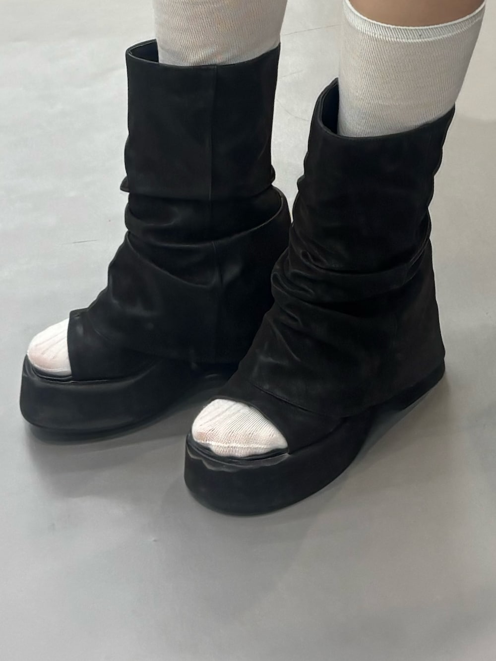 ブラック系のワンピース、ブラック系のサンダル、ホワイト系のTシャツ/カットソーを着用したレディースの春コーディネートの5枚目の写真