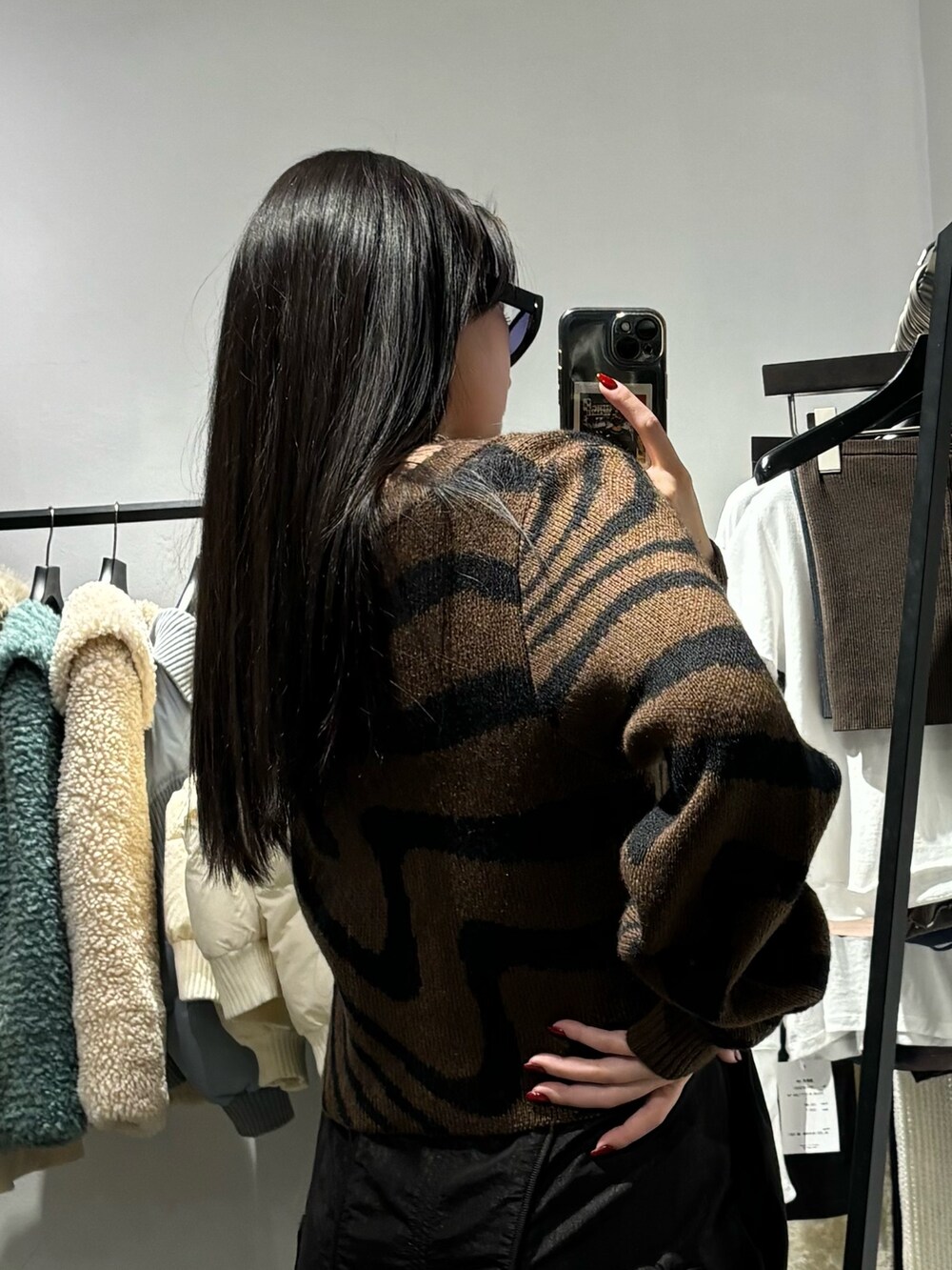 ブラウン系のカーディガン/ボレロを着用したレディースの冬コーディネートの5枚目の写真