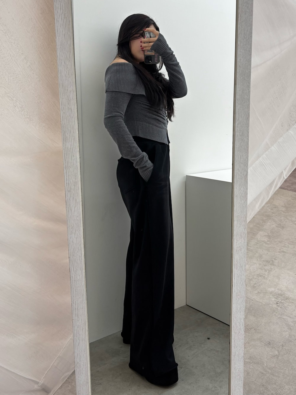 ブラック系のスウェットパンツ、ブラック系のスニーカーを着用したレディースの秋コーディネートの2枚目の写真